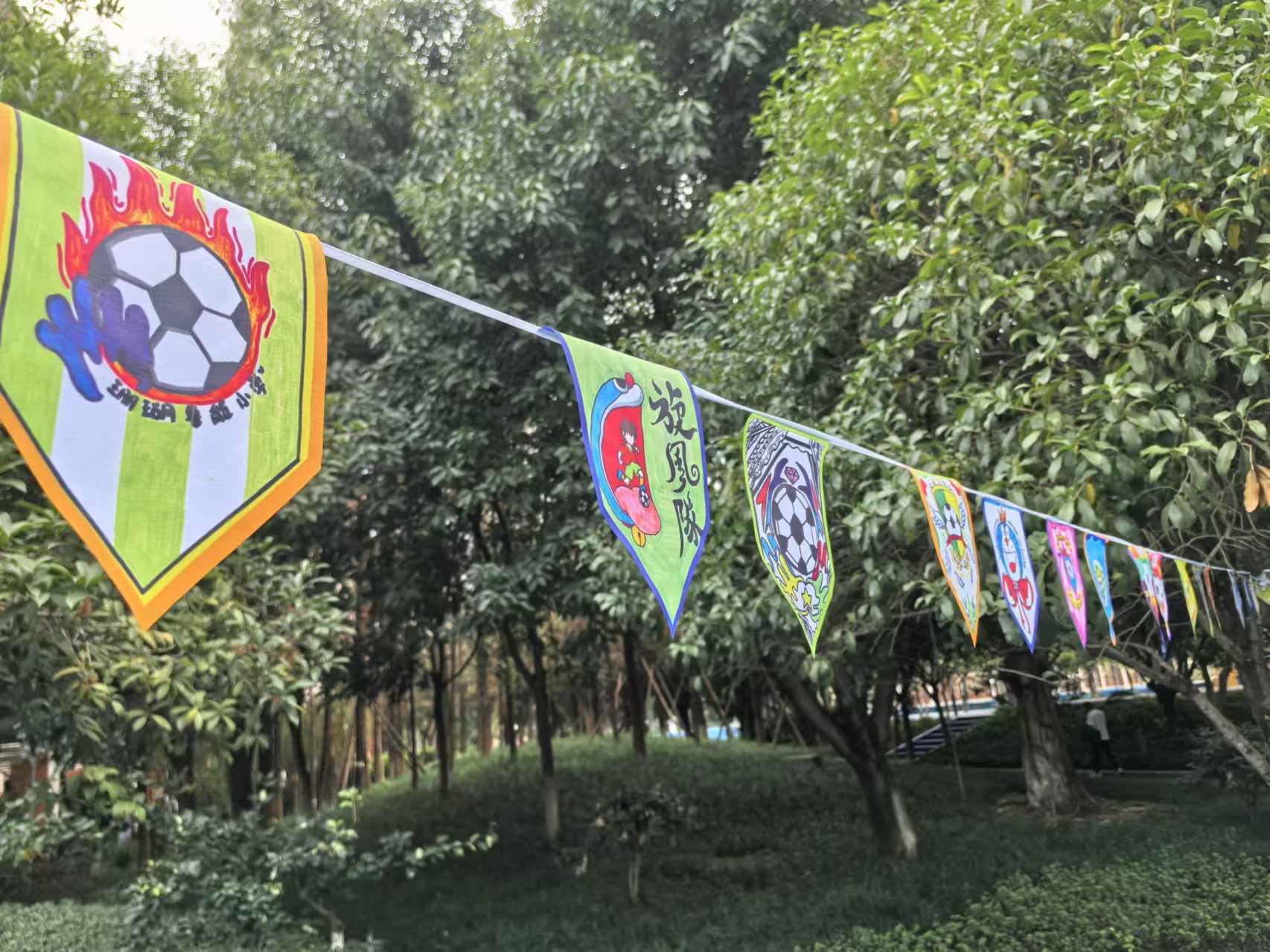 珊瑚魯能小學(xué)學(xué)生們手繪的“班超”隊(duì)徽。 人民網(wǎng)記者 楊磊攝