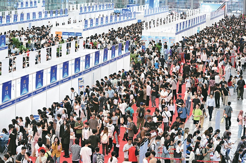 2024年10月12日，第28屆全國高校畢業(yè)生秋季就業(yè)雙選會在深圳會展中心舉辦。圖為雙選會現(xiàn)場。 中新社記者 陳文/攝