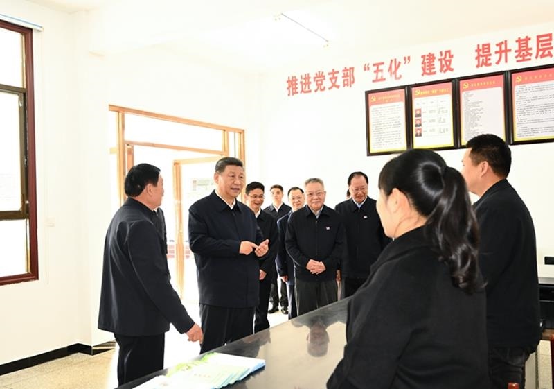 △2024年3月19日，習近平總書記在湖南省常德市鼎城區(qū)謝家鋪鎮(zhèn)港中坪村黨群服務中心了解當?shù)貫榛鶎訙p負、提升基層治理效能等情況。