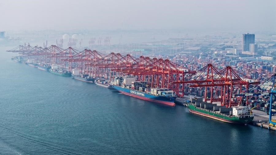 在廣西欽州港碼頭，多艘海輪在排隊(duì)卸貨（無(wú)人機(jī)照片，2024年3月28日攝）。新華社記者 張愛(ài)林 攝