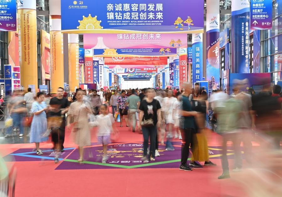 2024年9月28日，觀眾在廣西南寧市舉行的第21屆中國(guó)—東盟博覽會(huì)上參觀。新華社記者 周華 攝
