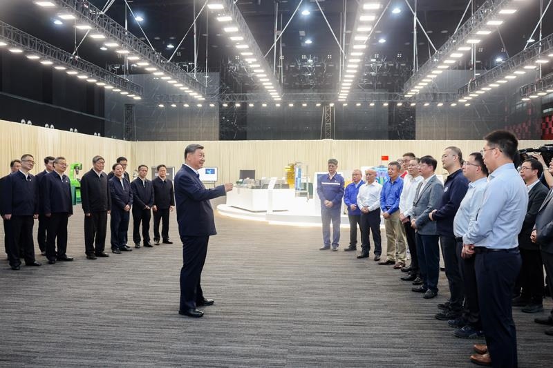 △2024年10月17日，習近平總書記在安徽合肥濱湖科學城考察時，同現(xiàn)場科研人員和企業(yè)負責人親切交流。