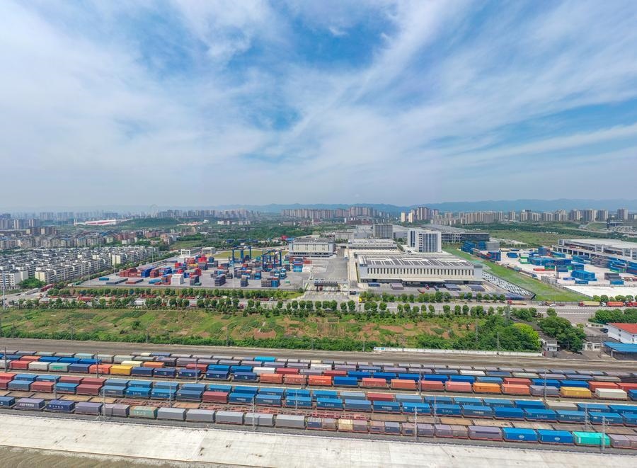 這是2024年5月5日在重慶國(guó)際物流樞紐園區(qū)拍攝的興隆場(chǎng)編組站和陸海新通道重慶無(wú)水港（無(wú)人機(jī)照片）。 新華社記者 黃偉 攝