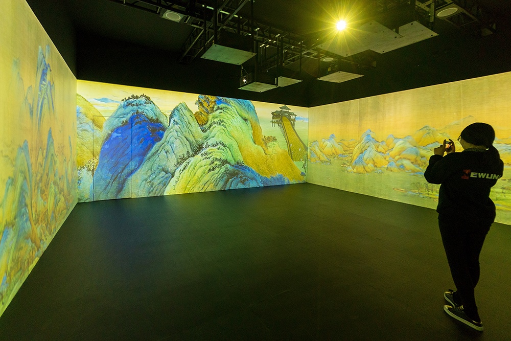 2019年1月29日，上海，市民在“千里江山圖科技藝術(shù)展”上參觀北宋名畫《千里江山圖》的AR全景展示并打卡拍照。