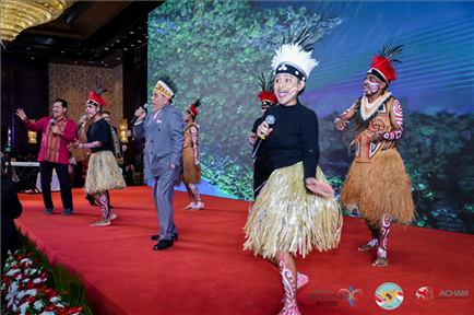 山東濟寧職業(yè)技術學校印尼巴布亞留學生演唱與大使一起演唱巴布亞傳統(tǒng)歌曲。印尼駐華大使館供圖