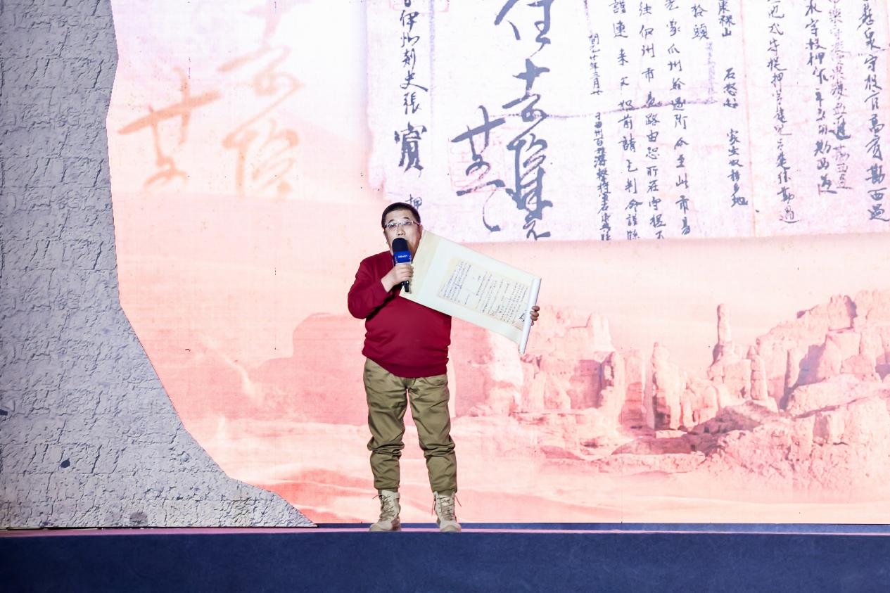 徐東良在“何以中國·五星出東方”網絡主題宣傳活動現場演講。人民視頻供圖