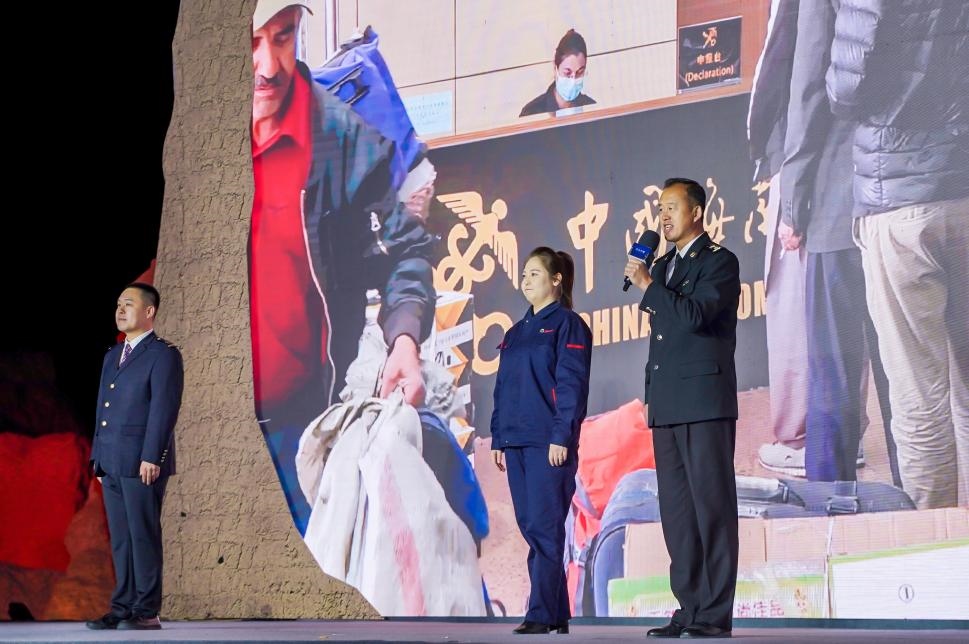 張曉波（右一）在“何以中國·五星出東方”網絡主題宣傳活動現場演講。人民視頻供圖
