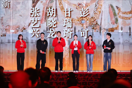 《受到召喚·敦煌》眾演員與現(xiàn)場觀眾互動(dòng)交流。主辦方供圖