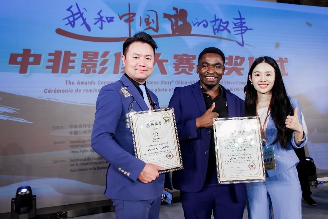 王曉樂（中）與其他嘉賓合影。主辦方供圖