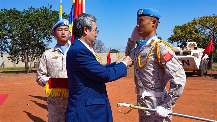 中國駐南蘇丹大使馬強(qiáng)為維和官兵授勛。謝坤攝