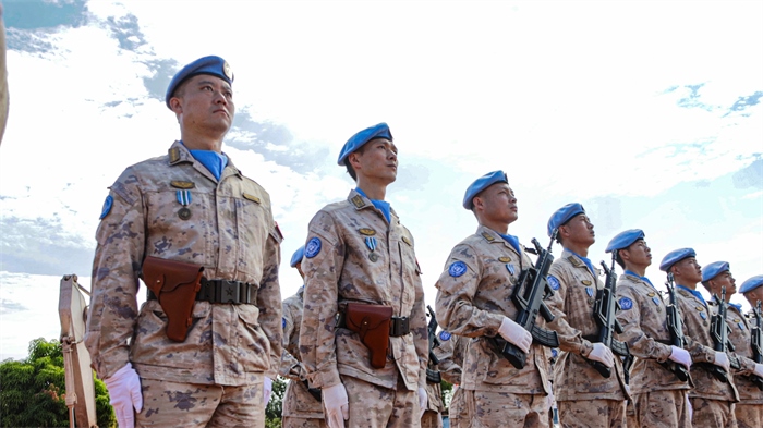維和官兵整齊列隊(duì)。鄧原淘攝