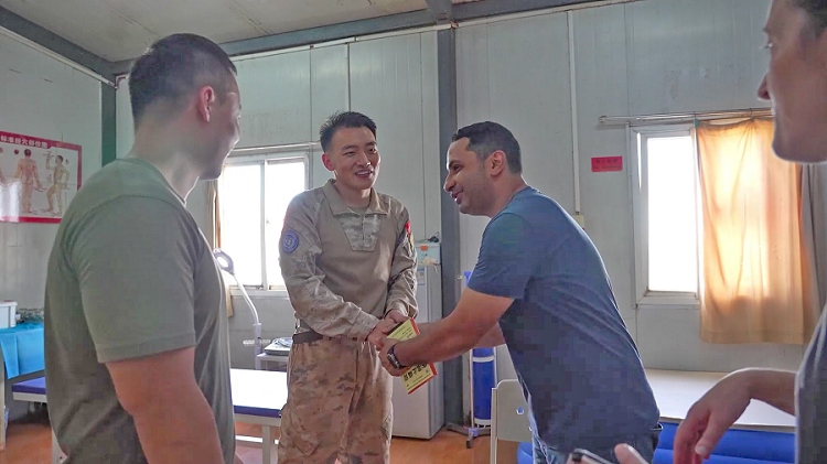 外國友人致謝。王軍杰攝