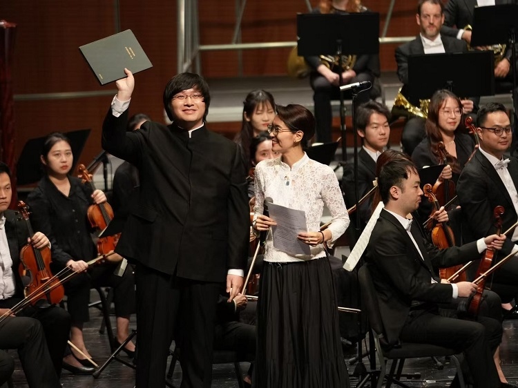 小澤征良向俞潞贈送小澤征爾使用過的《第五交響曲》樂譜。演出方供圖