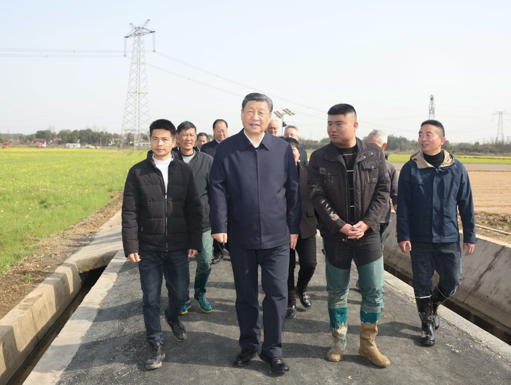 2024年3月19日，習(xí)近平在湖南省常德市鼎城區(qū)謝家鋪鎮(zhèn)港中坪村，同種糧大戶、農(nóng)技人員、基層干部親切交流。習(xí)近平強(qiáng)調(diào)：“要建設(shè)好高標(biāo)準(zhǔn)農(nóng)田，推行適度規(guī)模經(jīng)營，加強(qiáng)政策支持和示范引領(lǐng)，加大良種、良機(jī)、良法推廣力度，在精耕細(xì)作上下功夫，進(jìn)一步把糧食單產(chǎn)和品質(zhì)提上去，讓種糧也能夠致富，進(jìn)而吸引更多農(nóng)戶參與發(fā)展現(xiàn)代化大農(nóng)業(yè)，真正把中國特色農(nóng)業(yè)現(xiàn)代化之路走穩(wěn)走扎實(shí)?！? width=