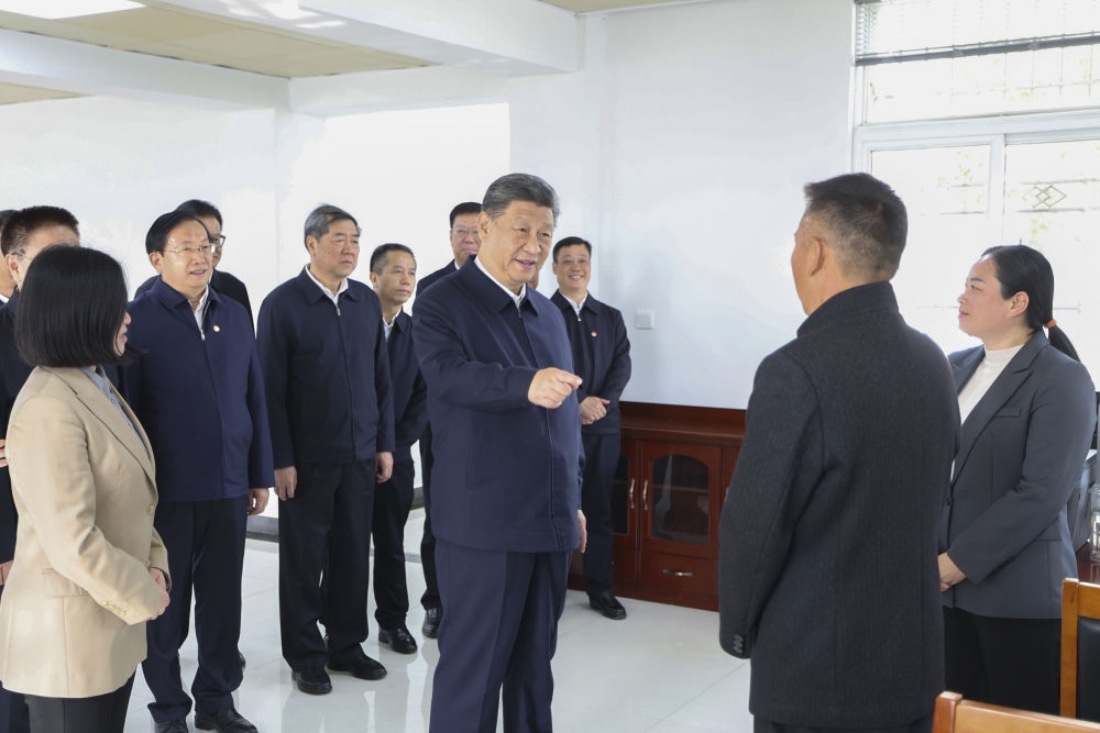 2024年11月5日，習(xí)近平在湖北省咸寧市嘉魚縣潘家灣鎮(zhèn)四邑村黨群服務(wù)中心考察。習(xí)近平指出：“要持續(xù)為基層減負(fù)，讓基層干部能夠用更多時間和精力來服務(wù)群眾。”