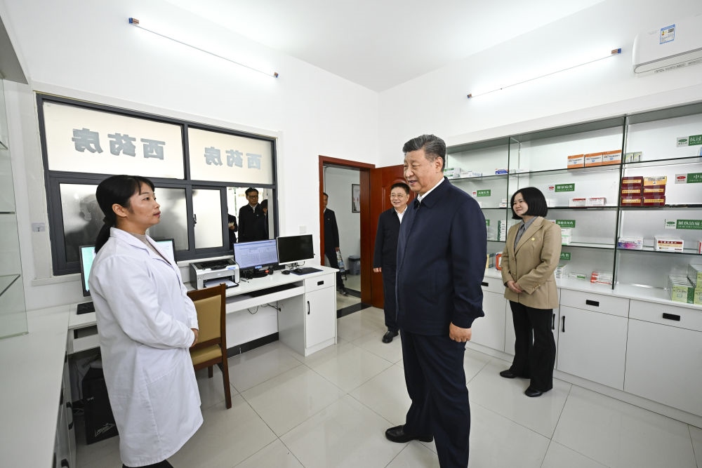 2024年11月5日，習(xí)近平在湖北省咸寧市嘉魚縣潘家灣鎮(zhèn)四邑村衛(wèi)生室考察。習(xí)近平指出：“要進(jìn)一步加強(qiáng)黨建引領(lǐng)，抓住‘一老一小’這個重點(diǎn)，更加精準(zhǔn)有效地為群眾排憂解難?！? width=