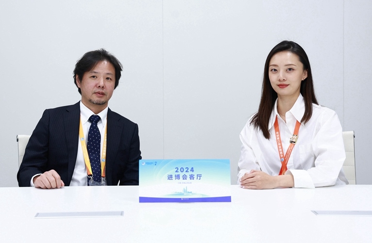 豐田汽車（中國）投資有限公司副總經(jīng)理劉鵬做客“2024進(jìn)博會客廳”欄目。人民網(wǎng) 歐陽易佳攝
