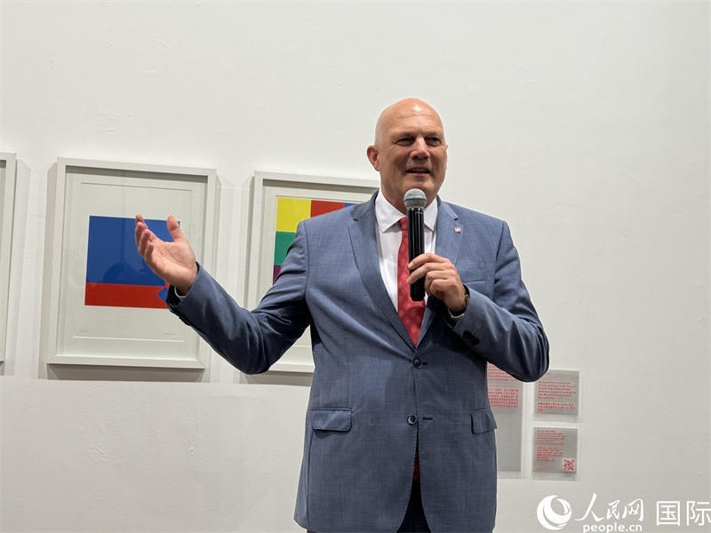 11月8日，瑞士駐華大使白瑞誼在“瑞士經典設計展”開幕式上發(fā)表致辭。（人民網 謝瑩攝）