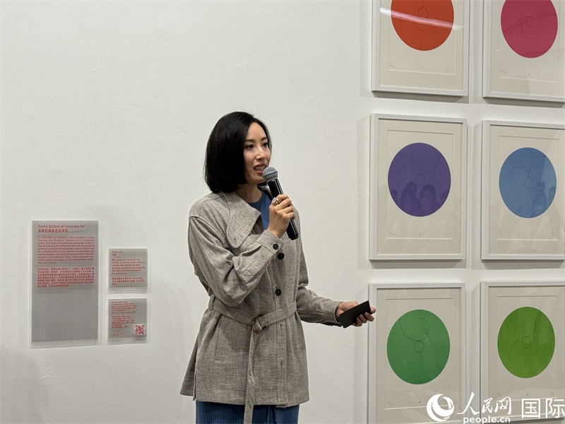 11月8日，今日美術館館長張然在“瑞士經典設計展”開幕式上發(fā)表致辭。（人民網 謝瑩攝）