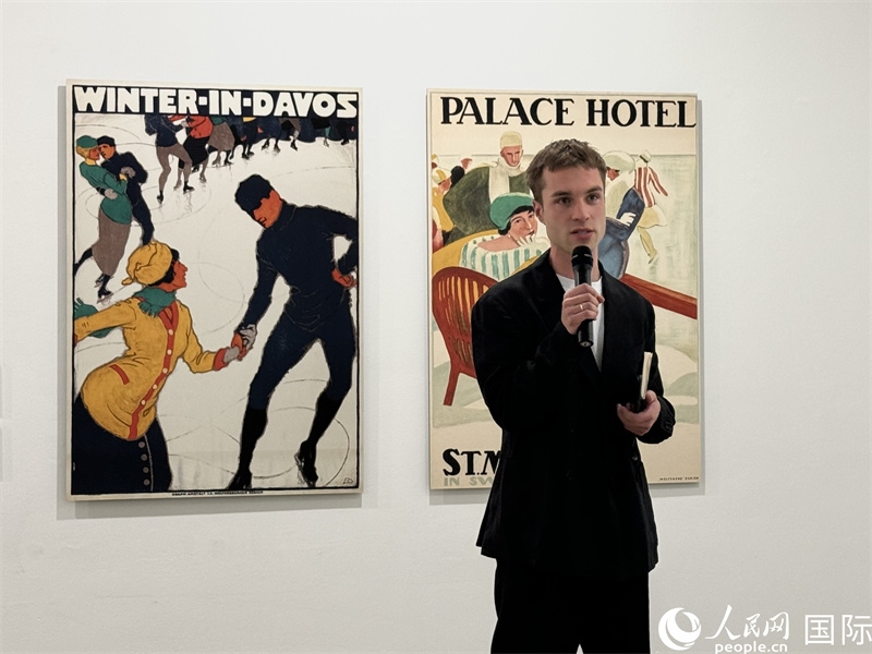 11月8日，“瑞士經典設計展”策展人言照壁向與會嘉賓導覽。（人民網 謝瑩攝）