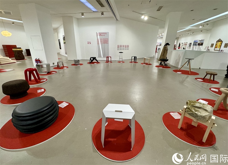 11月8日，瑞士經典設計展現(xiàn)場。（人民網 謝瑩攝）