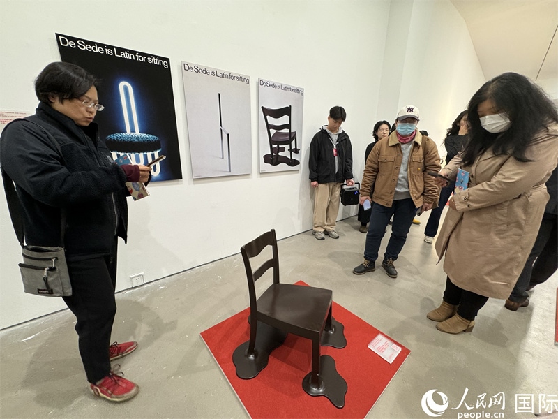 11月8日，觀眾在“瑞士經典設計展”作品前駐足欣賞。（人民網 謝瑩攝） 