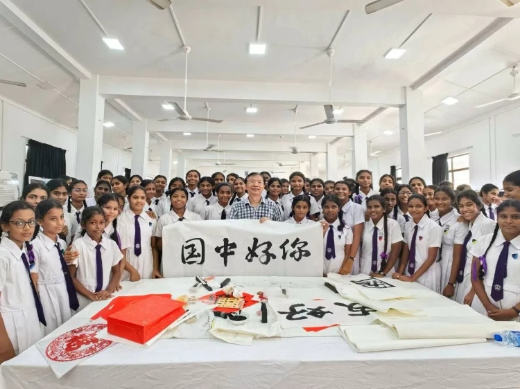 斯里蘭卡學(xué)生在系列活動中學(xué)習(xí)中國書法。圖片由主辦方提供