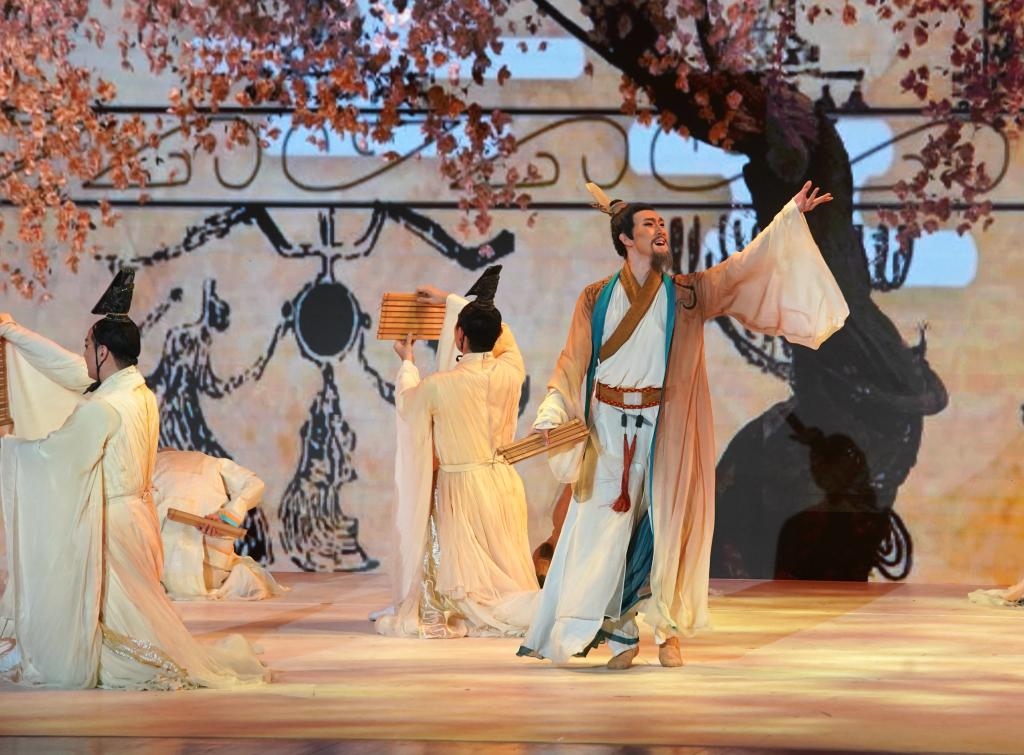 11月6日，演職人員在表演民族舞劇《孔子》片段。新華社記者 張晨霖 攝