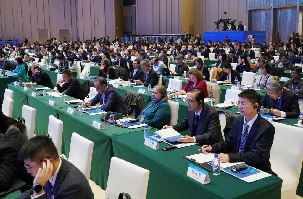 11月7日，中外嘉賓在首屆世界古典學(xué)大會(huì)開(kāi)幕式現(xiàn)場(chǎng)聽(tīng)會(huì)。新華社記者 張晨霖 攝