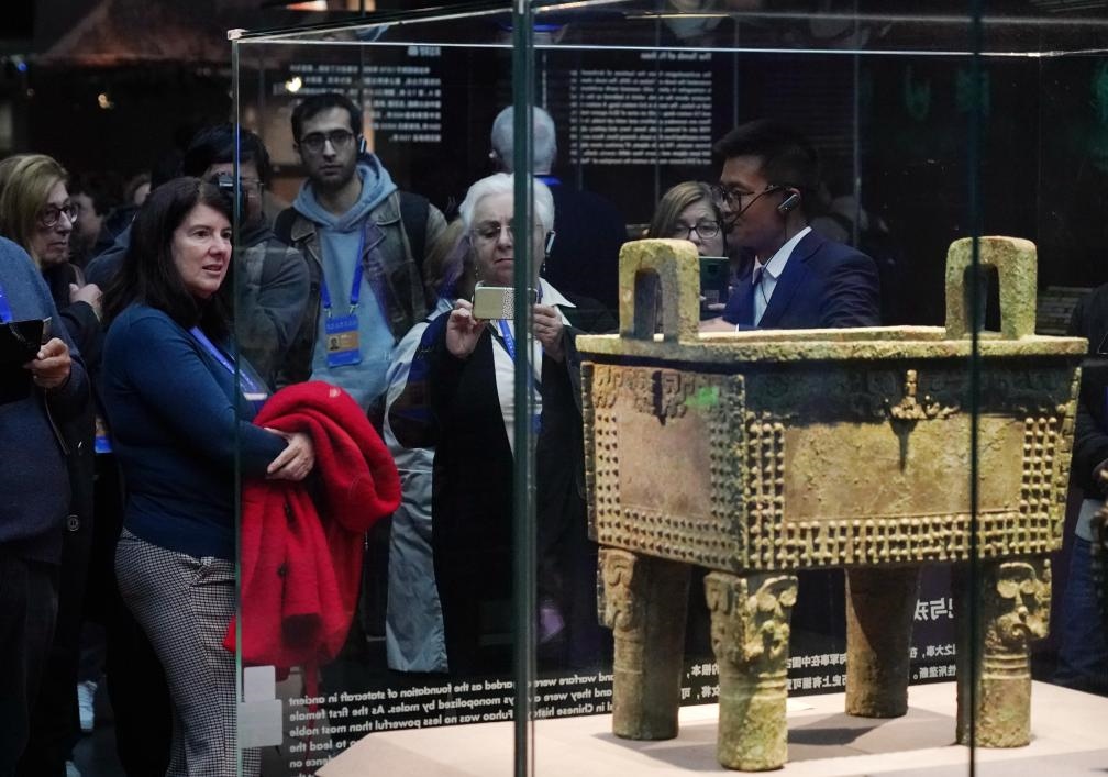 11月6日，中外嘉賓來(lái)到中國(guó)考古博物館參觀(guān)“考古與中華文明溯源展”。該展是本屆世界古典學(xué)大會(huì)推出的配套活動(dòng)之一。新華社記者 張晨霖 攝