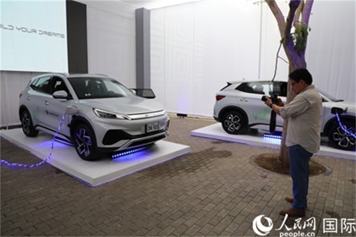 圖為秘魯媒體記者正在拍攝現(xiàn)場展出的比亞迪電動汽車。 人民網(wǎng)記者姜波攝