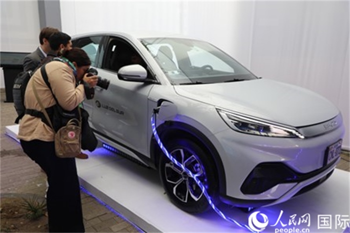 圖為秘魯媒體記者正在拍攝現(xiàn)場展出的比亞迪電動汽車。 人民網(wǎng)記者姜波攝