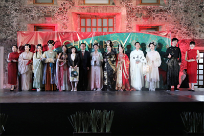 墨西哥華人婦女聯(lián)合總會(huì)木蘭藝術(shù)團(tuán)的中國(guó)古代服裝表演。主辦方供圖