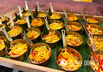 馬來西亞美食節(jié)現(xiàn)場準(zhǔn)備的美食。人民網(wǎng) 王婧攝