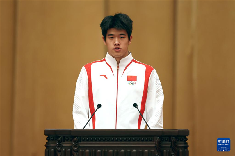11月15日，游泳運動員潘展樂在報告會上發(fā)言。新華社記者 李明 攝