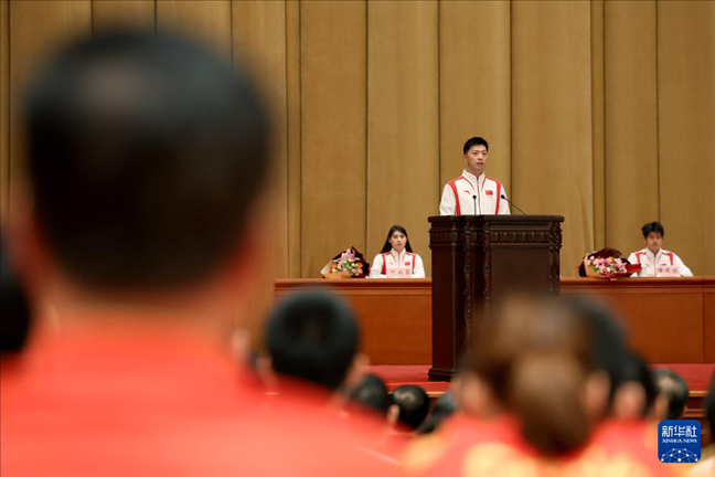 11月15日，乒乓球運動員馬龍（中）在報告會上發(fā)言。新華社記者 李明 攝