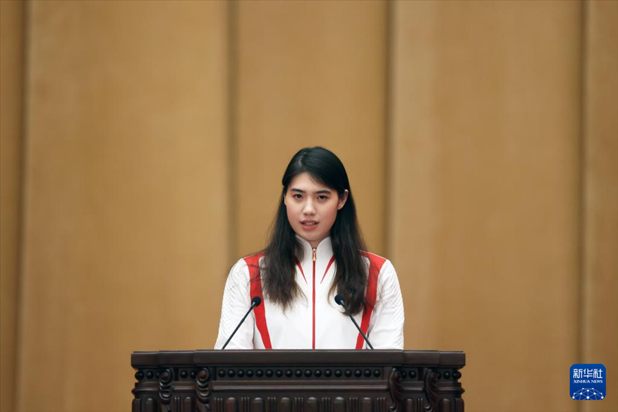 11月15日，游泳運動員張雨霏在報告會上發(fā)言。新華社記者 李明 攝