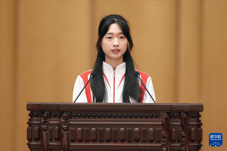 11月15日，射擊運動員黃雨婷在報告會上發(fā)言。新華社記者 李明 攝
