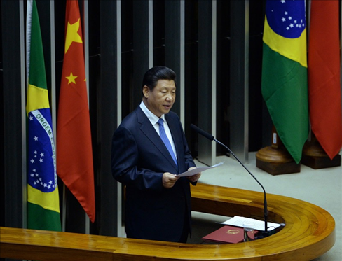 2014年7月16日，國家主席習(xí)近平在巴西國會發(fā)表《弘揚(yáng)傳統(tǒng)友好共譜合作新篇》的演講。 新華社記者 劉建生 攝