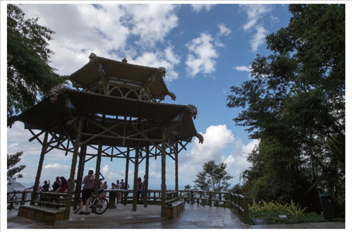 在巴西里約熱內(nèi)盧市內(nèi)的蒂茹卡國家森林公園里，有一座風(fēng)光獨(dú)一無二的觀景臺，名為“中國亭”，是為紀(jì)念曾經(jīng)在這里種植茶葉的中國茶農(nóng)而修建，如今已成為當(dāng)?shù)氐闹坝^。（圖源：新華社）
