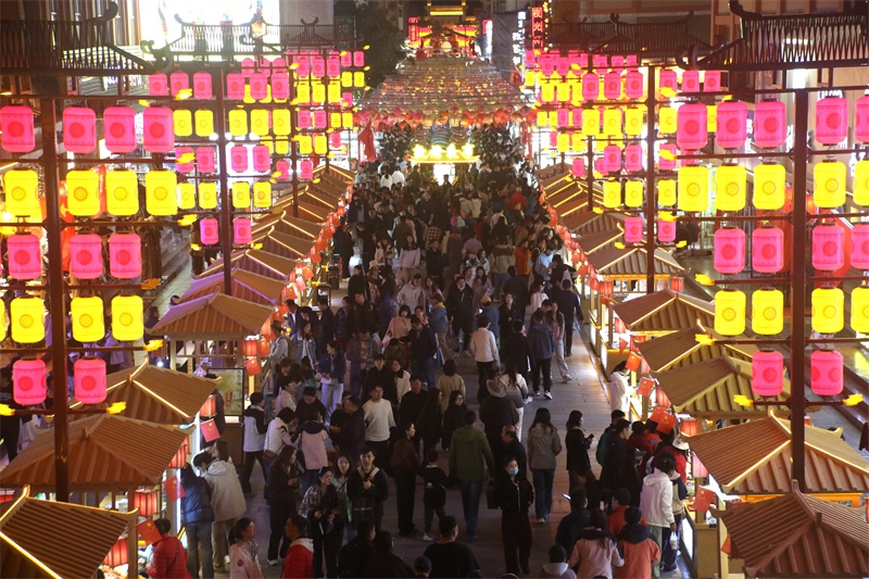 敦煌夜市。敦煌市委宣傳部供圖，張曉亮攝