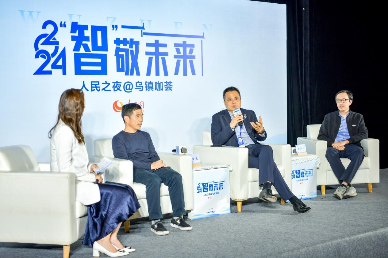 在對(duì)話環(huán)節(jié)，之江實(shí)驗(yàn)室高級(jí)研究專家潘愛(ài)民、伏羲智庫(kù)創(chuàng)始人李曉東、麒麟軟件副總經(jīng)理李震寧探討“‘百模大戰(zhàn)’將卷向何方”。人民網(wǎng)記者 任峰濤攝