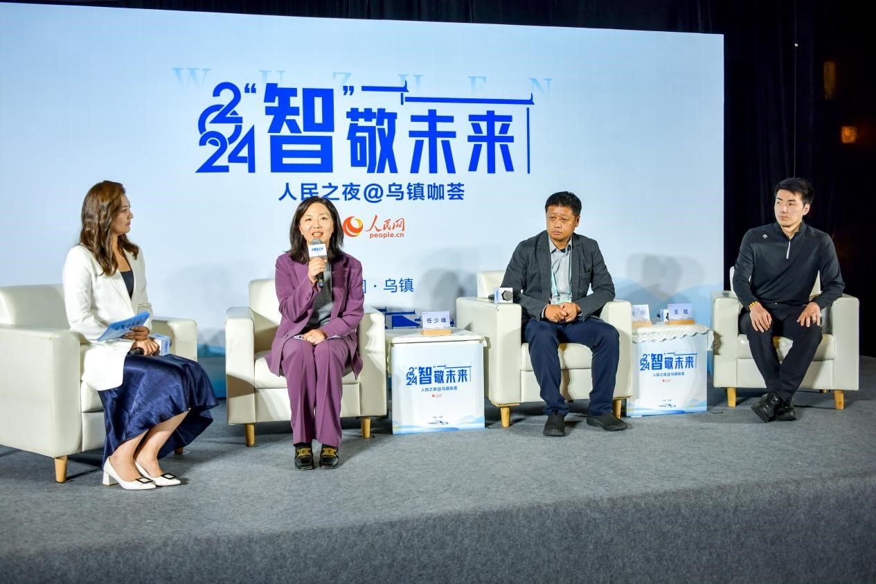 在對(duì)話環(huán)節(jié)，趣丸科技總編輯、副總裁任少峰，星云智慧機(jī)器人CEO李明，可之教育大模型創(chuàng)始人王冠討論“人工智能如何惠及大眾”。人民網(wǎng)記者 任峰濤攝