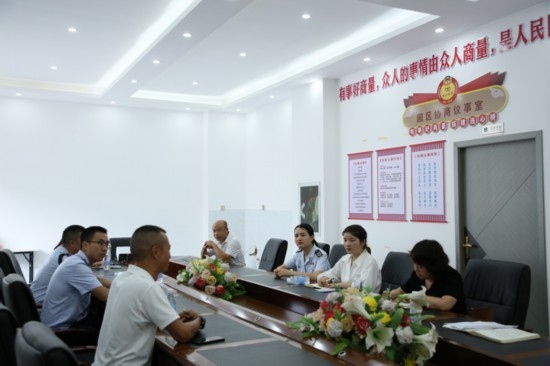 榕江縣稅務(wù)局在園區(qū)協(xié)商議事室協(xié)調(diào)解決企業(yè)訴求。黔東南州稅務(wù)局供圖