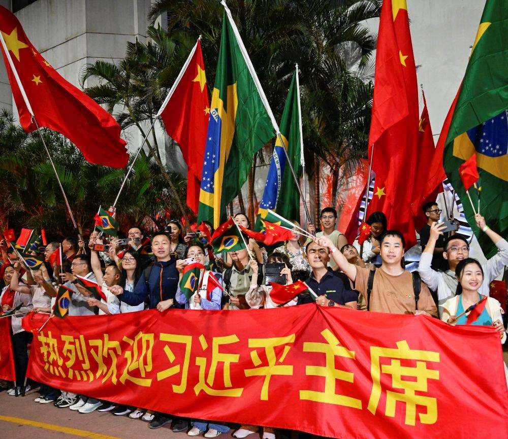  2024年11月，習近平主席在巴西里約熱內(nèi)盧出席二十國集團領(lǐng)導人第十九次峰會期間，里約熱內(nèi)盧街頭熱情的歡迎人群。