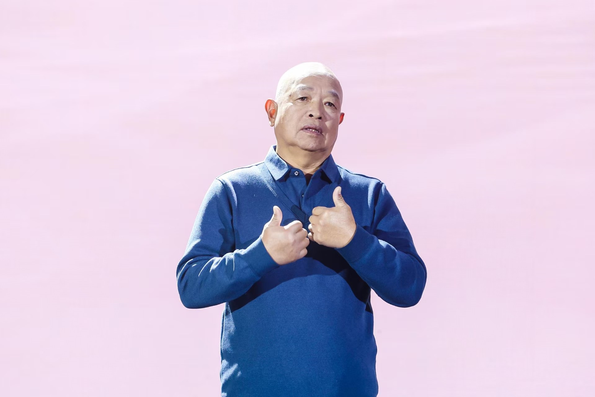 “山東好人”、煙臺(tái)市無(wú)聲洗車場(chǎng)經(jīng)理柳興濤。人民視頻供圖。