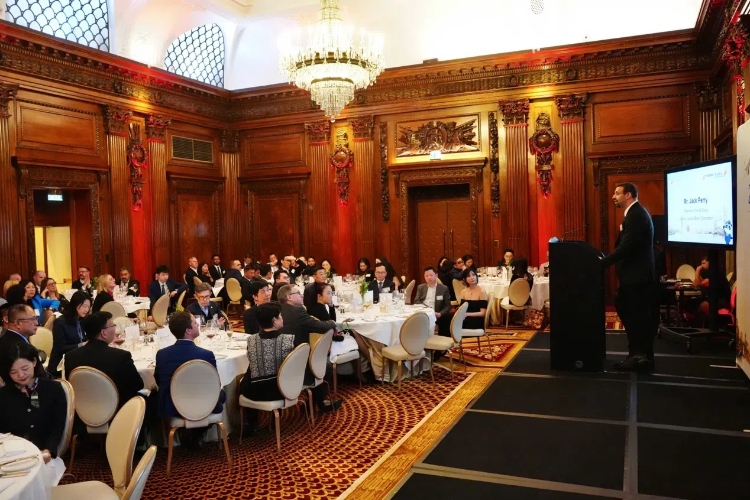 中英各界代表歡聚一堂展望2025新航程。吳若鳴攝
