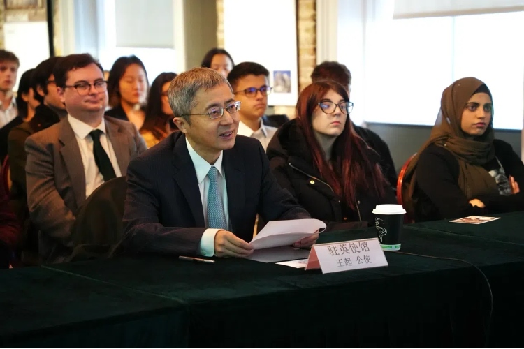 中國駐英國大使館公使王起發(fā)表講話。吳若鳴攝