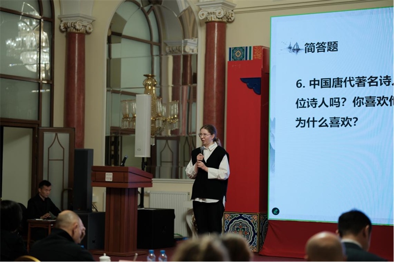 參賽選手現(xiàn)場(chǎng)答題。 俄羅斯國(guó)立人文大學(xué)孔子學(xué)院供圖