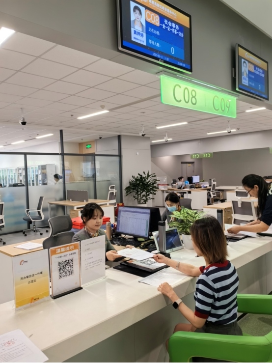 成都高新區(qū)“開辦餐飲店一件事”服務(wù)窗口。成都市市場監(jiān)督管理局供圖